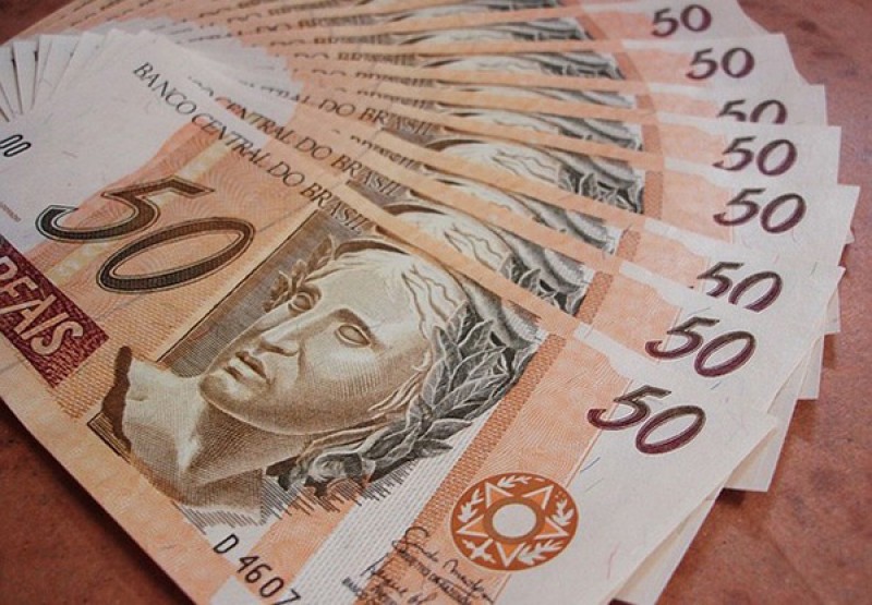 Pagamento no débito aumenta no Brasil, mas liderança ainda é de dinheiro em espécie