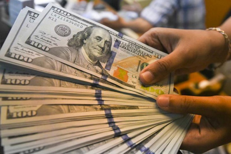 Dólar cai abaixo de R$ 3,70 com atuação do BC no mercado