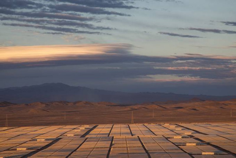 Gigante de energia heliotérmica desafia bateria de Elon Musk