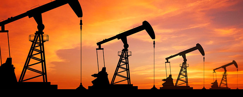Petróleo tem queda significativa com dólar forte e sinais de produção maior