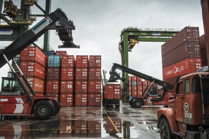 Cai número de fretes para os portos, mas sobe demanda interna por produtos