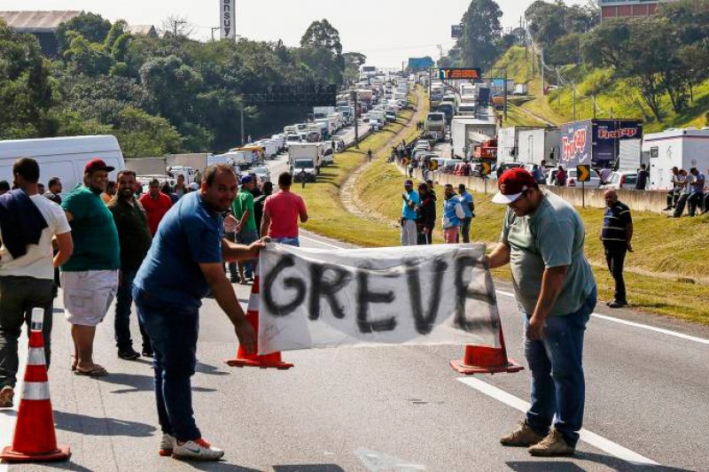 Associação de caminhoneiros abandona reunião e mantém greve