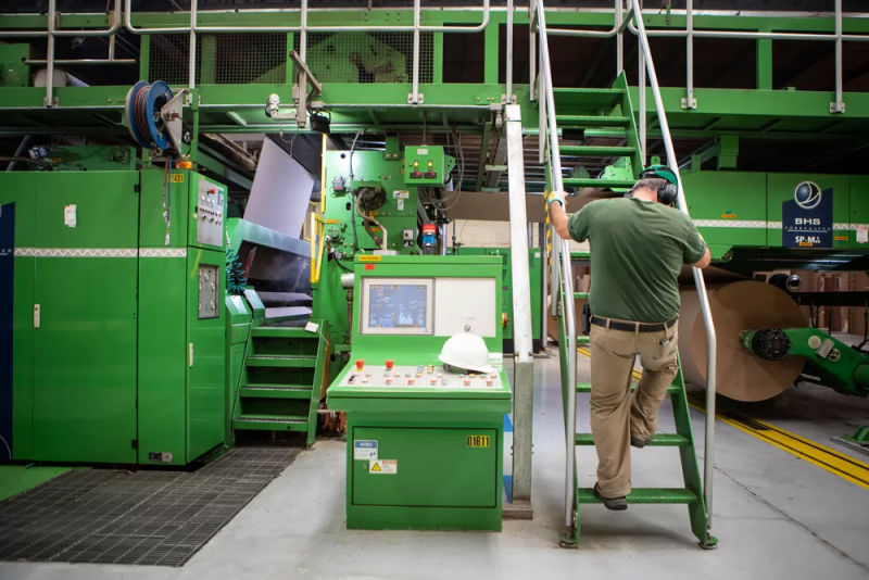 Produção industrial cresce 2,6% em setembro e recupera patamar pré-pandemia, diz IBGE