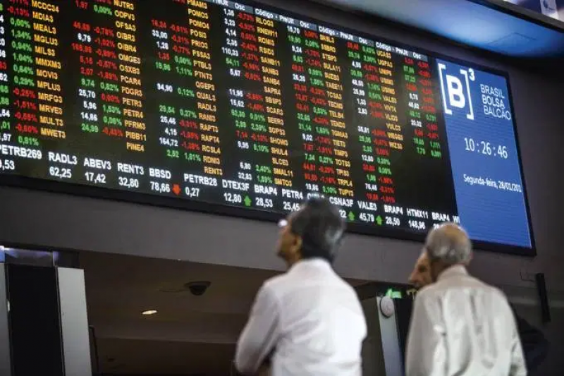 Ibovespa recua após máxima recorde, mas segue acima de 114 mil pontos