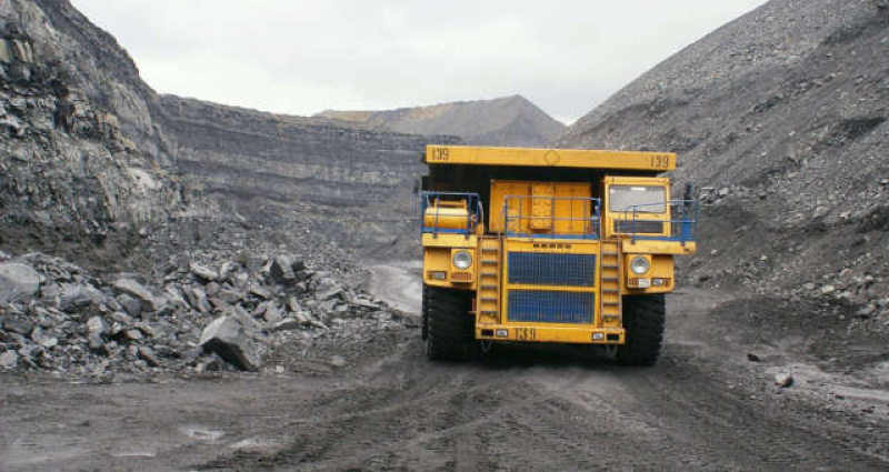 Minério de ferro despenca 5,6% na China com demanda fraca antes de feriado