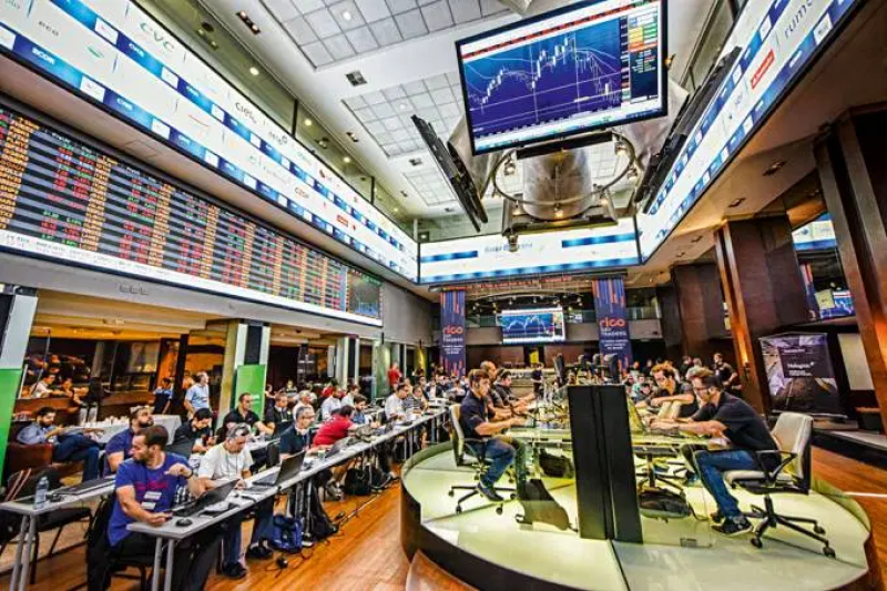 Ibovespa abre em queda e vai abaixo de 117 mil pontos