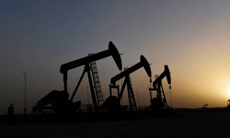Petróleo recupera parte das perdas e é negociado em alta perto de 10%