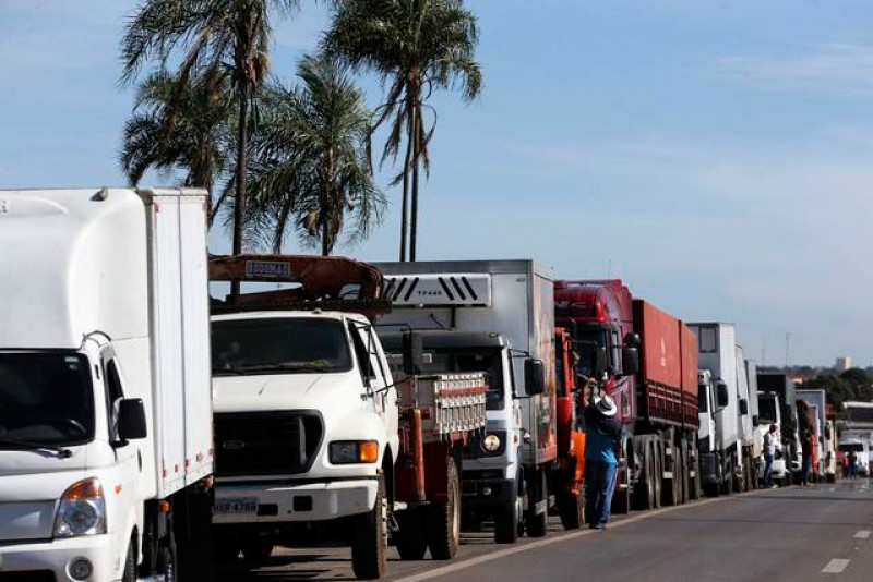 Caminhoneiros devem manter paralisações até terça