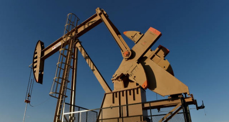 Mercado de petróleo dá sinais divergentes sobre estoque e demanda