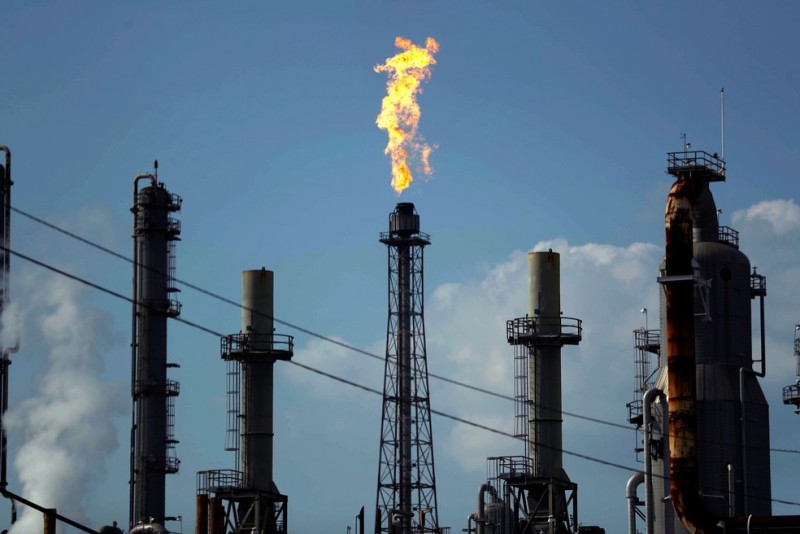 Petróleo fecha sem direção única, com investidor monitorando tensão entre EUA e China