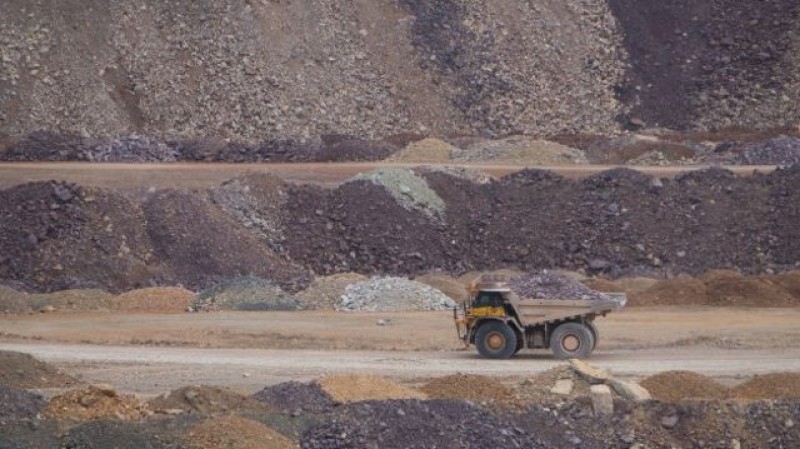 Por que o minério de ferro perdeu mais da metade do valor em poucos meses, impactando Vale e siderúrgicas?