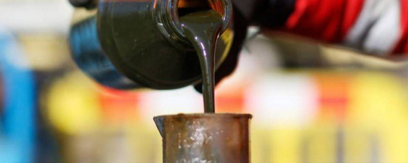 Petróleo opera em alta, com risco geopolítico, dado da API e dólar mais fraco